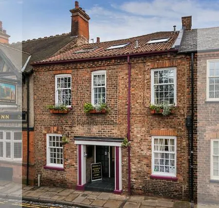 Minster Walk 4*